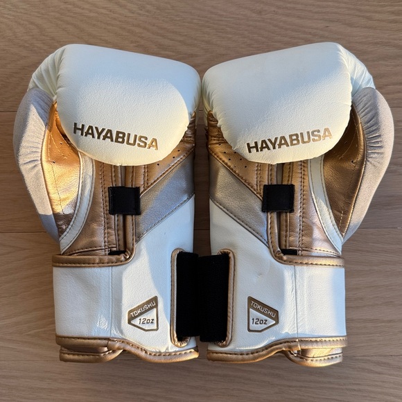 HAYABUSA TOKUSHU Women’s White and Gold Boxing Gloves (12oz) - Picture 5 of 5